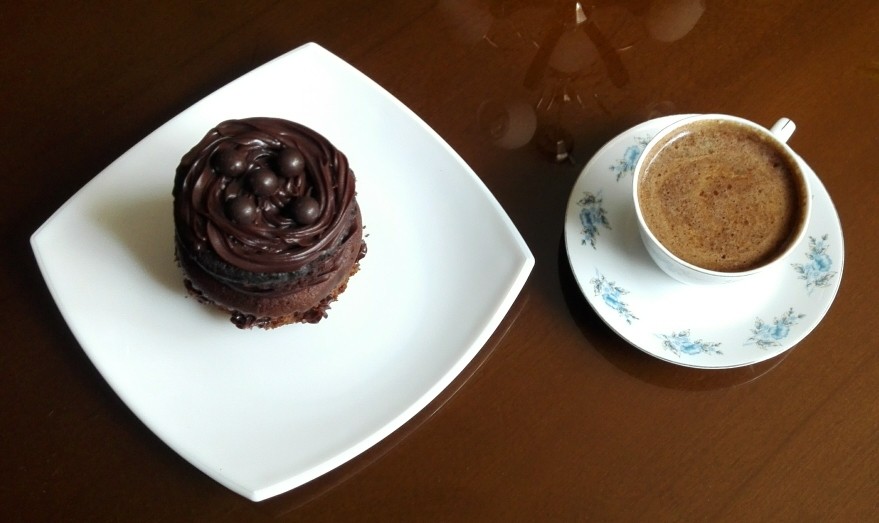 عکس کاپ کیک شکلاتی با قهوه ترک