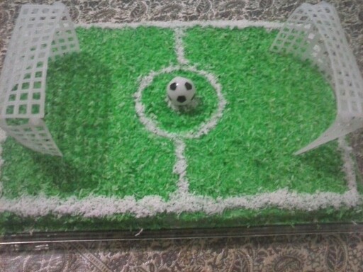کیک ساده با تزیین زمین فوتبال