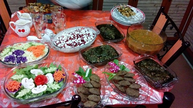 عکس بازم سفره رنگارنگ,قورمه سبزی,شامی,کباب سیخی,سوپ,سالاد