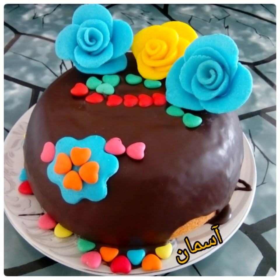 عکس کیک با کاور شکلات و تزیین فوندانت 