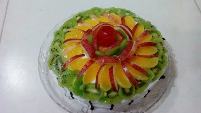 عکس کیک خامه ای با تزیین میوه