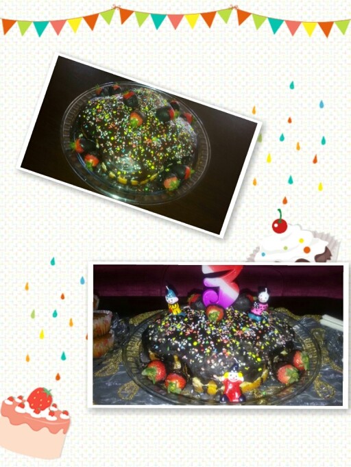 عکس کیک اسفنجی با موز ،گردو، خامه و روکش شکلات