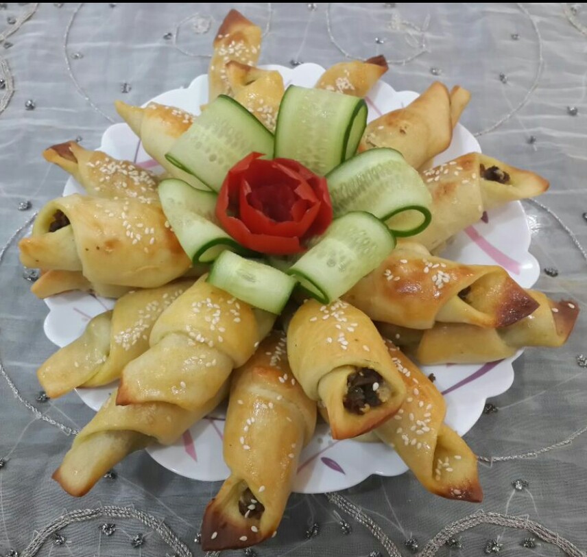 عکس کروسان گوشت وقارچ
