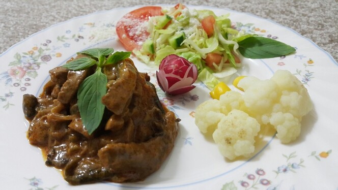 عکس خوراک گوشت و سبزیجات با سالاد نودل و گل کلم پخته