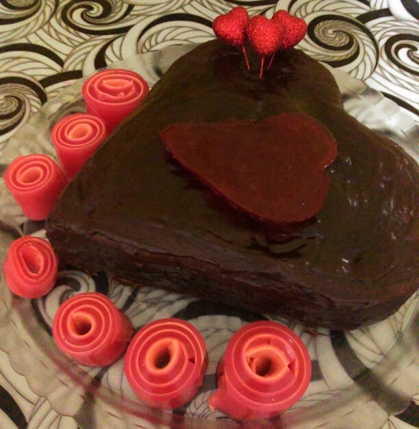 عکس کیک شکلاتی با روکش گاناش 
ژله رولی 