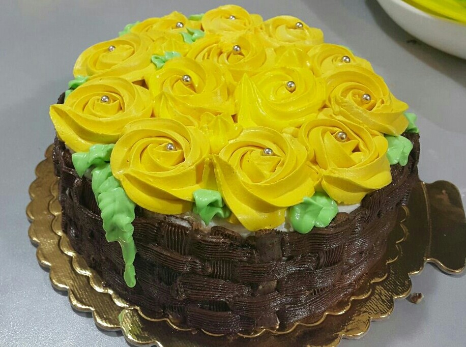 عکس کیک اسفنجی با تزیین گل رز
