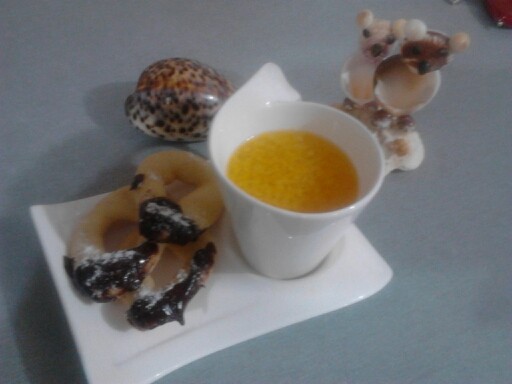 عکس شیرینی نعل اسبی به همراه شربت پرتقال