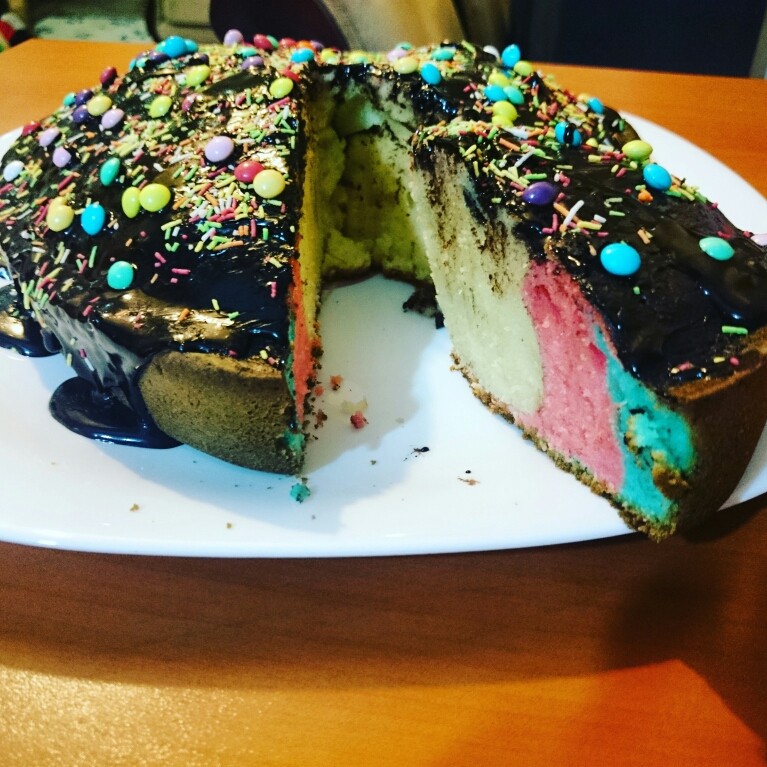 کیک رنگی با رویه شکلات