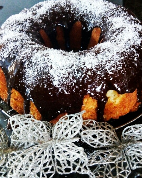 عکس کیک وانیلی با گاناش و پودر نارگیل