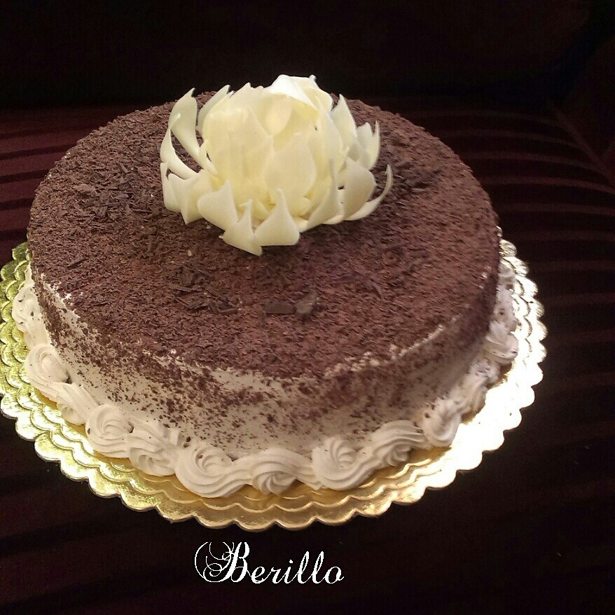 کیک با تزیین گل شکلاتی