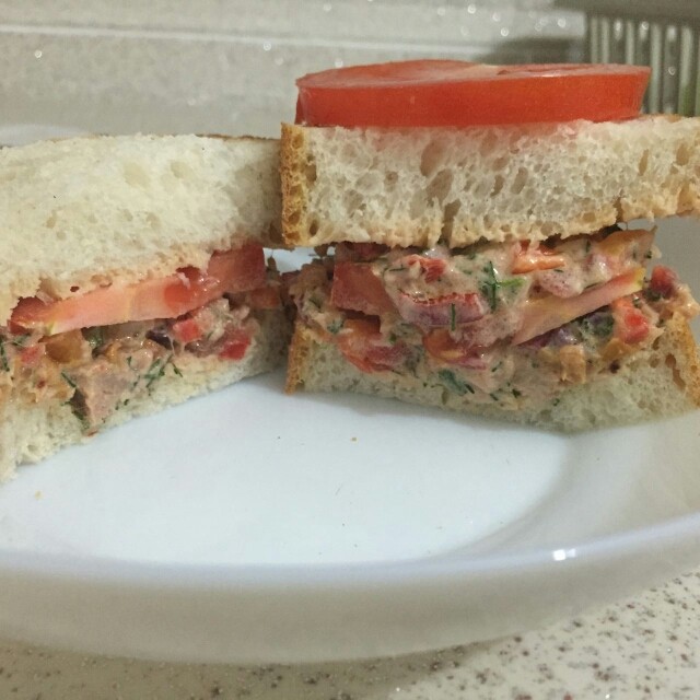 عکس ساندویچ با تن ماهی