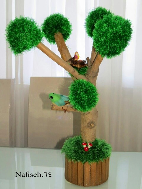 عکس درخت تزیینی با استفاده از کاموا وقسمتی از تنه ی درخت 