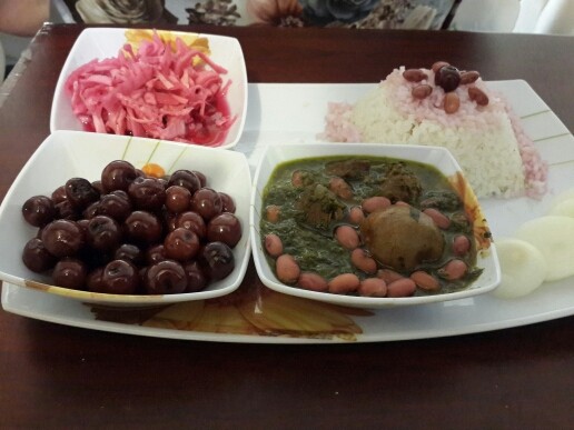 عکس قرمه سبزی باترشی آلبالو وترشی کلم