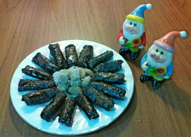 دلمه برگ توت با توت های فریز شده