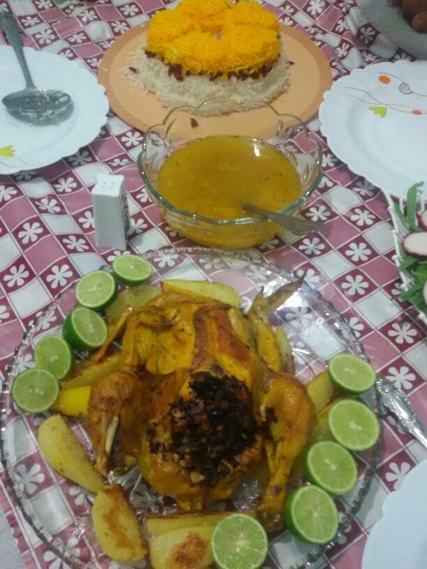 عکس مرغ شکم پر با سیب زمینی تنوری و برنج قالبی
