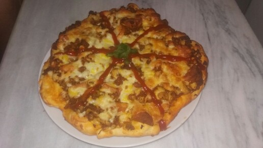 عکس پیتزا قارچ و گوشت با خمیر جادویی
