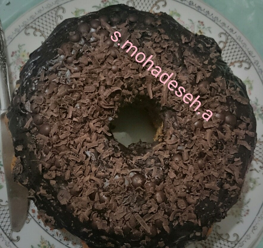 عکس کیک اسفنجی با تزیین شکلات آب شده