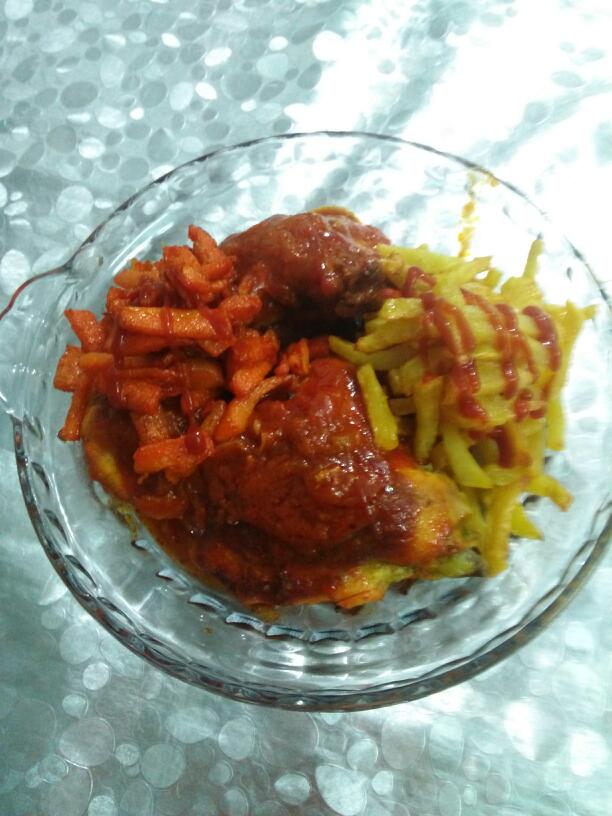 عکس خوراک مرغ با هویج و سیب زمیني سرخ شده