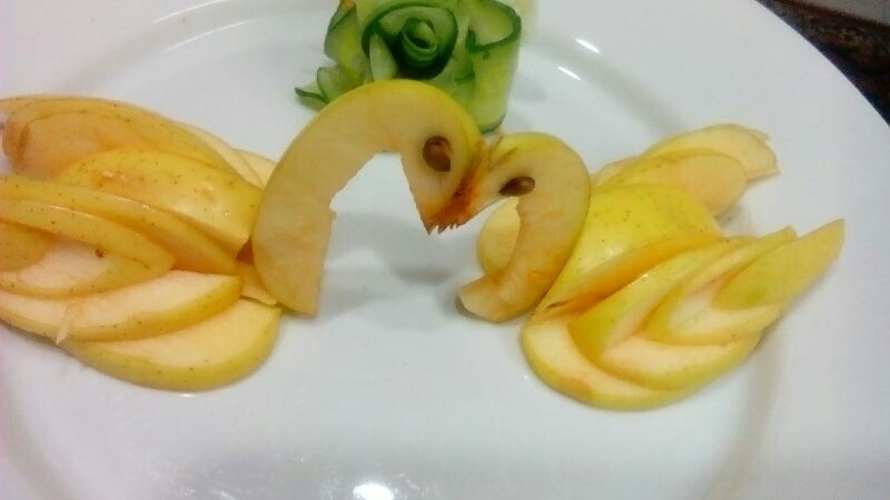 عکس ابتکاری نو با میوه سیب و خیار به همین راحتی با همین زیبایی   M.Sممنونتم