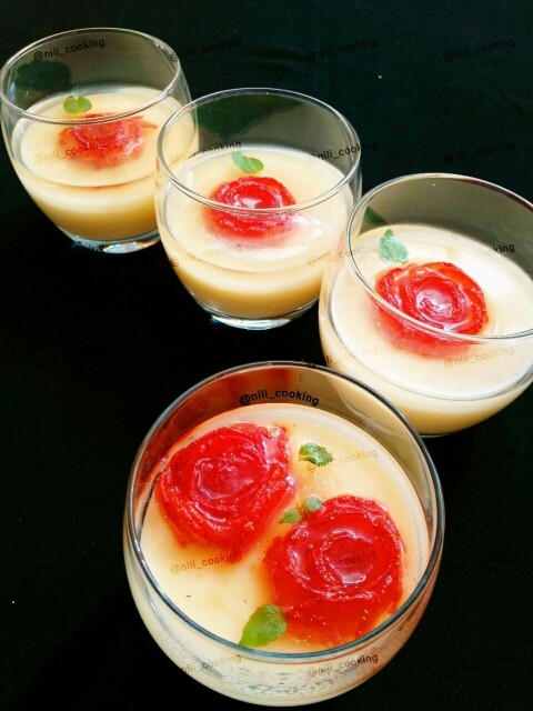 عکس ژله با گل توت فرنگی