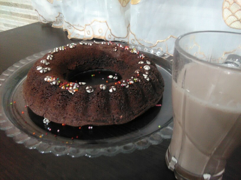 کیک اسفنجی کاکائویی با شیرکاکائو داغ