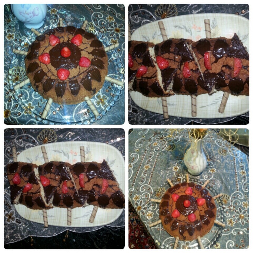 کیک ساده با تزئین توت فرنگی و شکلات تلخ آب شده 