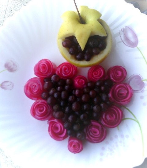 عکس ژله رولی با تزیین انگور یاقوتی و سیب