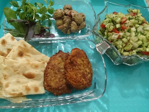 کتلت به همراه مخلفات