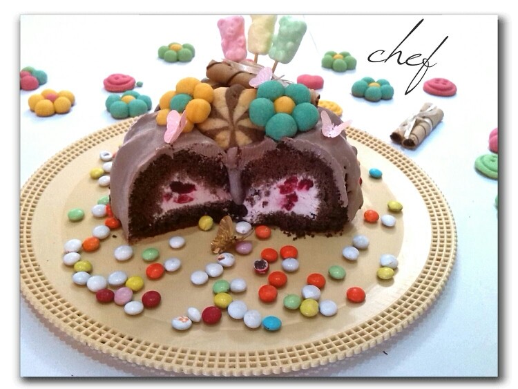 عکس کیک شکلاتی با مغز بستنی و آلبالو