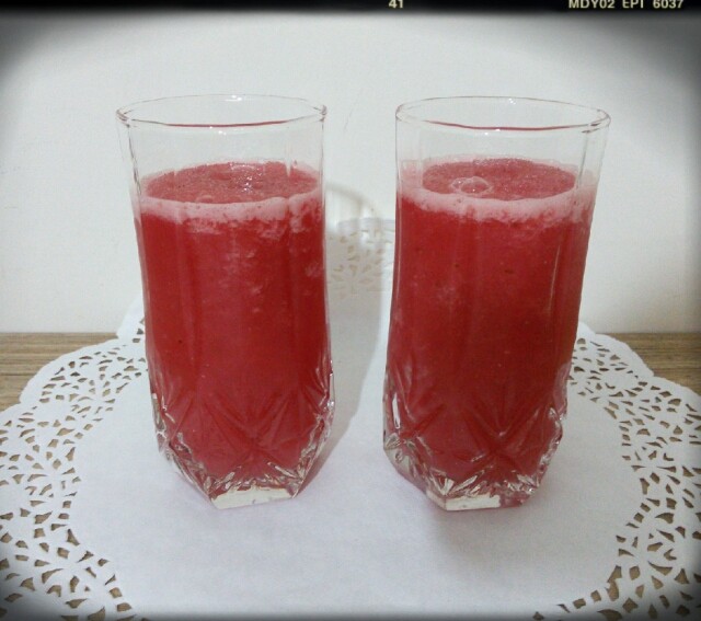 عکس نوشیدنی هندوانه و گلابی 