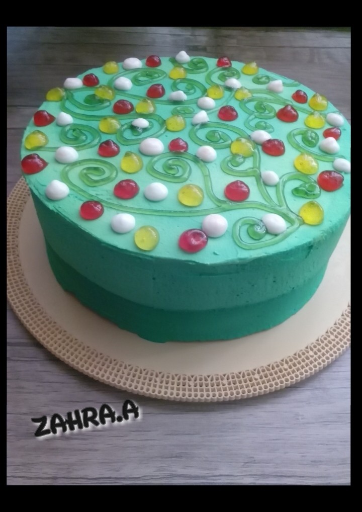 کیک اسفنجی با تزئین خامه و بریلو