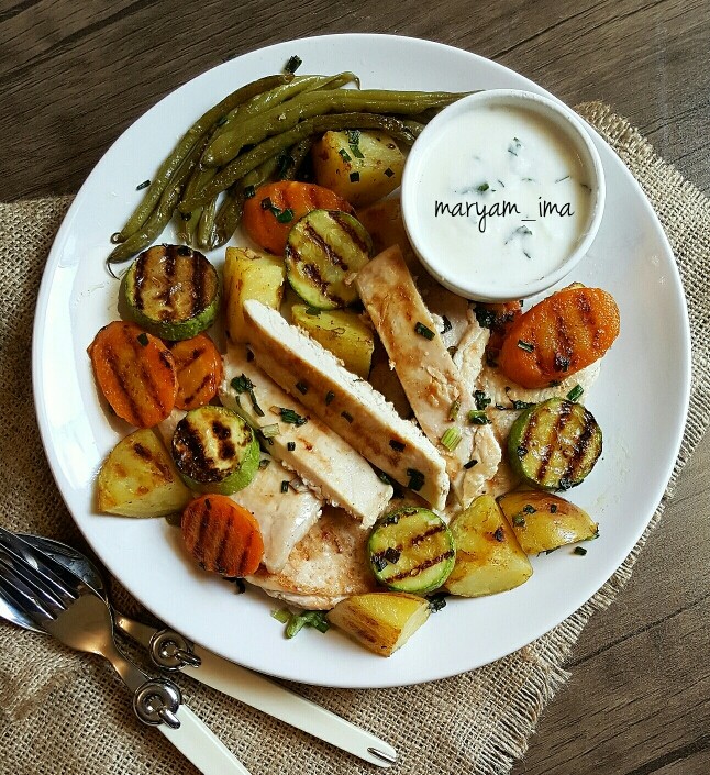 عکس استیک مرغ و سبزیجات بخارپز