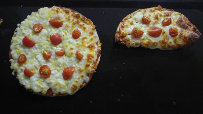 عکس پیتزا گوجه فرنگی با خمیر نان سیر