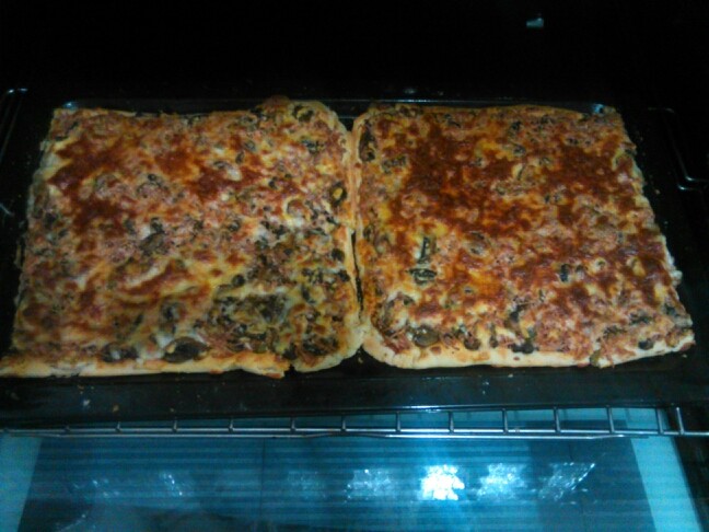 عکس پیتزا خانواده خمیرشا خودم درست کردم خیلی خوب شد با دستور پاپیون