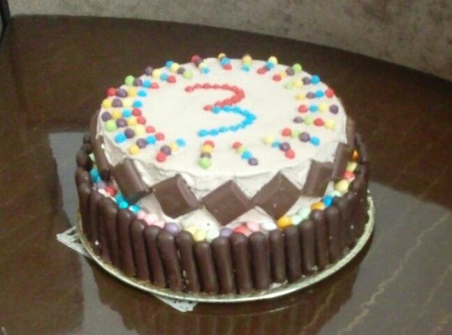 عکس کیک تولد با روکش خامه و شکلات