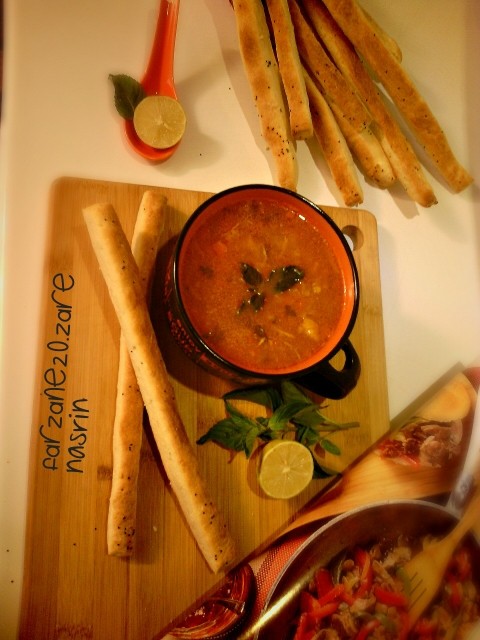 عکس سوپ مرغ همراه با نان میله ای