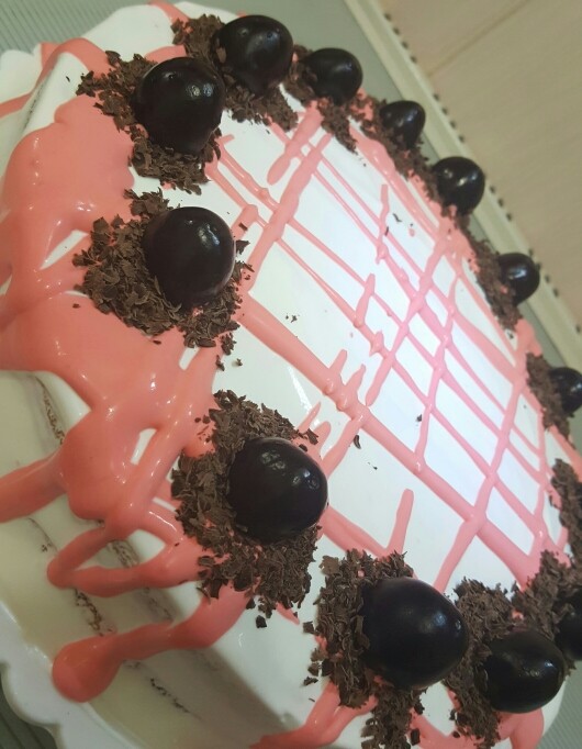 عکس کیک شکلاتی با تزیین خامه