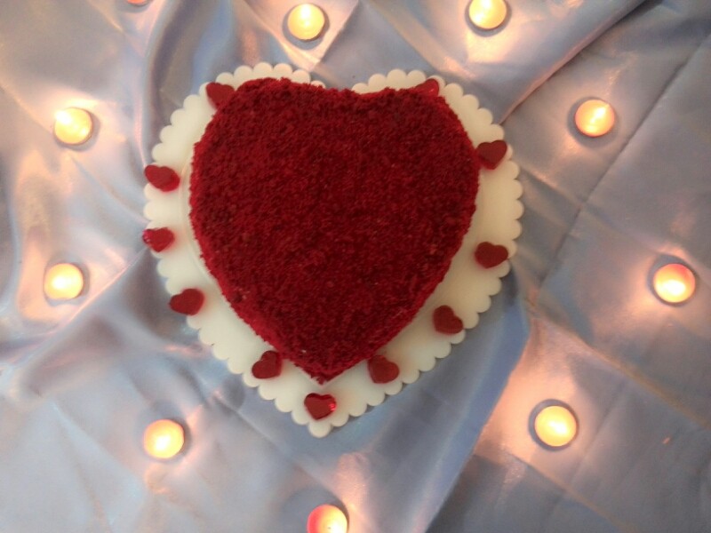اینم کیک قرمز مخملی...ک واسه تولد همسری درست کردم..البته ببخشید دیزاینش خیلی عجله ای شد...