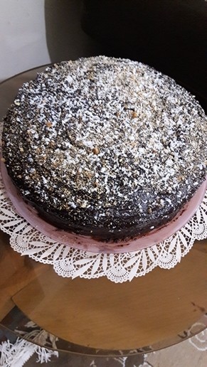 عکس کیک شکلاتی ونسکافه ای با روکش شکلات وفندق