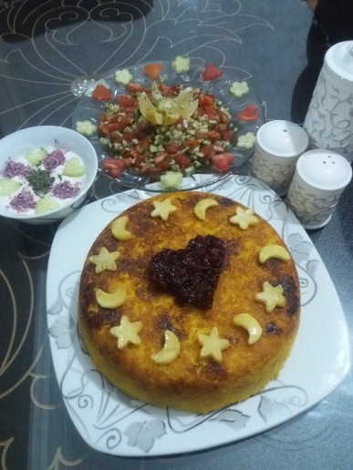 ته چین مرغ با سالاد شیرازی
