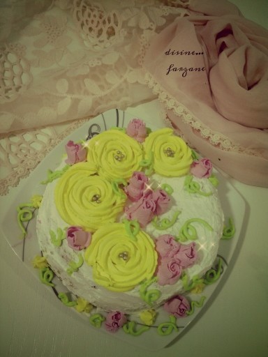 کیک با روکش و گلهای خامه ای