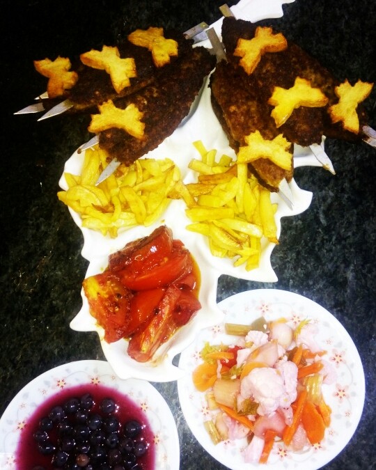 عکس کباب تابه ای همراه با ترشی مخلوط و ترشی انگور سیاه 