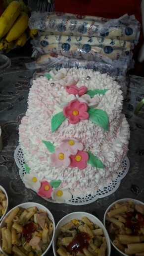 کیک خامه ای با گلهای فوندانت