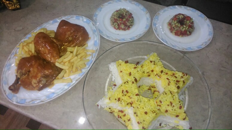 زرشک پلو با مرغ وسالاد شیرازی 