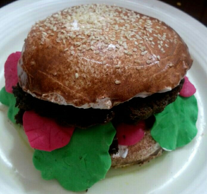 اینم کیک به شکله همبرگر