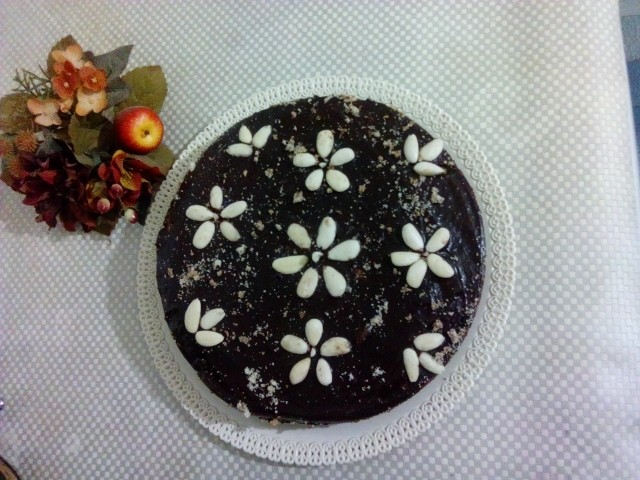 کیک شکلاتی با گل بادام