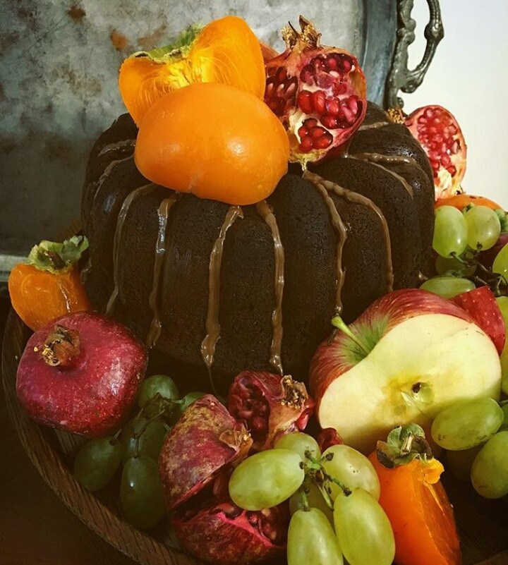 عکس تزیین کیک با میوه های پاییزی
