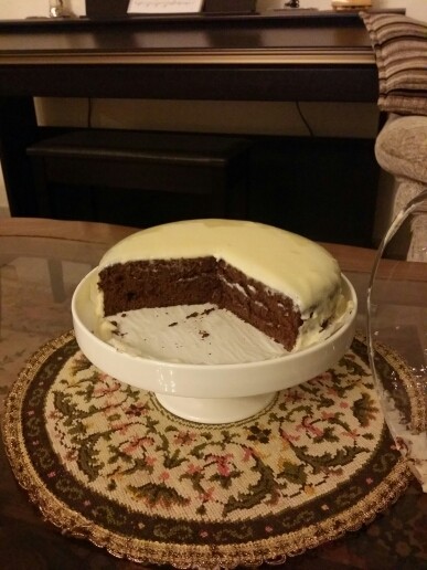 عکس کیک شکلاتی با روکش شکلات سفید