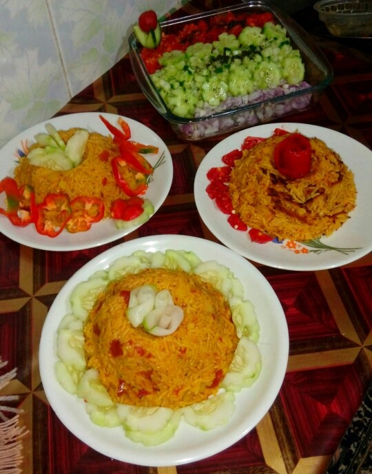 دمی گوجه همراه با سالاد شیرازی