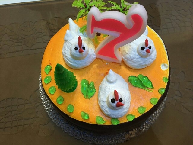 عکس کیک تولد بسیار ساده با خامه زعفروني نوک جوجه ها تافی قرمز